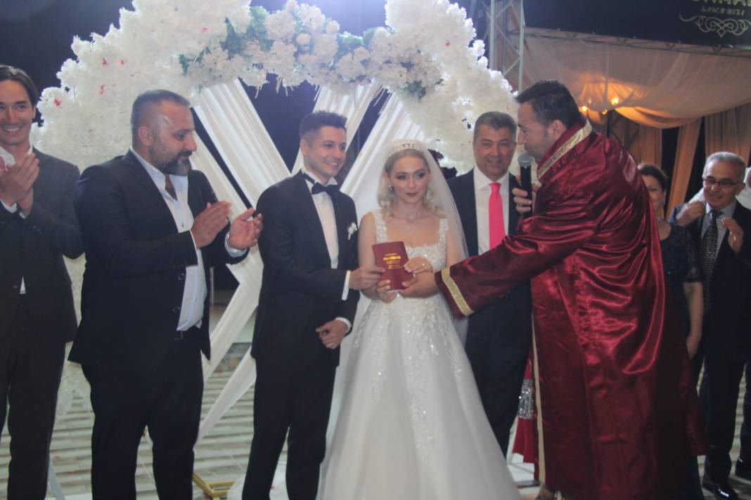 Ebru ile Hüda evlendi 3